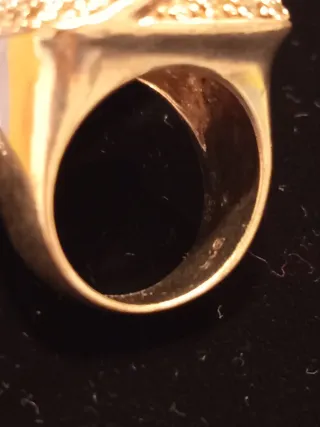 Anillo  de. Plata en el centro lleva una piedra ag