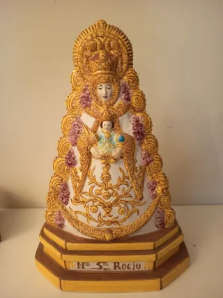 Virgen del Rocío Reina cerámica pintada a mano