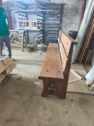 Banco de madera artesanal
