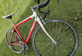 Bicicleta de carretera Btwin roja
