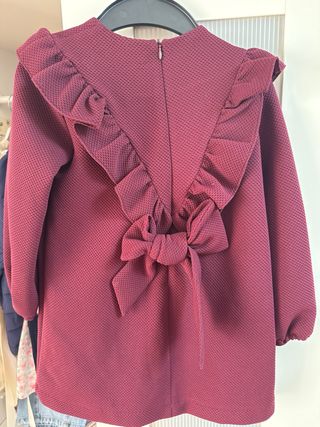 Vestido niña burdeos con volantes