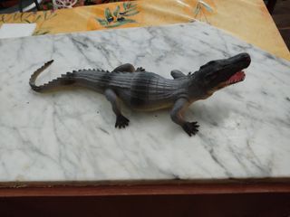 Figura Caimán realista