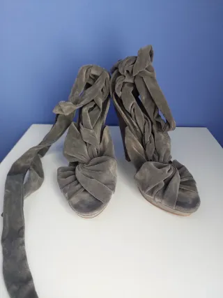 Sandalias terciopelo gris de Fashion by Marypaz