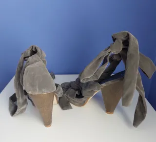 Sandalias terciopelo gris de Fashion by Marypaz