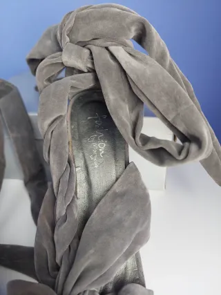 Sandalias terciopelo gris de Fashion by Marypaz