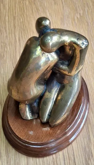 Figura de bronce abrazo