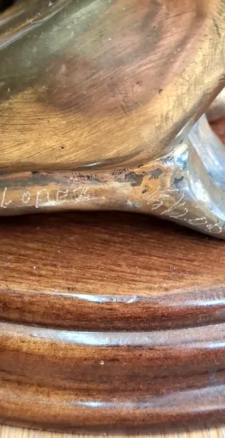 Figura de bronce abrazo