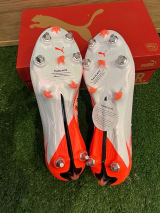 Botas de fútbol Puma blancas y naranjas