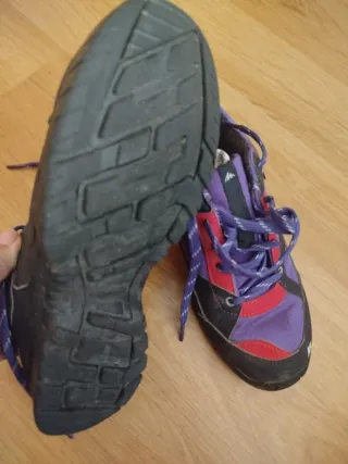 Zapatillas Quechua Moradas y Rojas