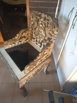 Silla antigua tallada dragones
