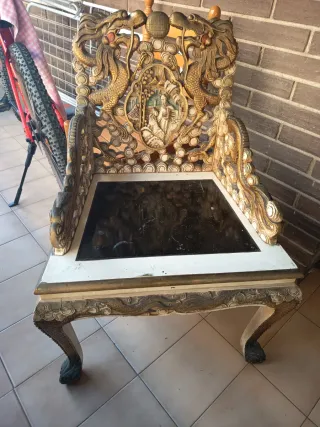 Silla antigua tallada dragones