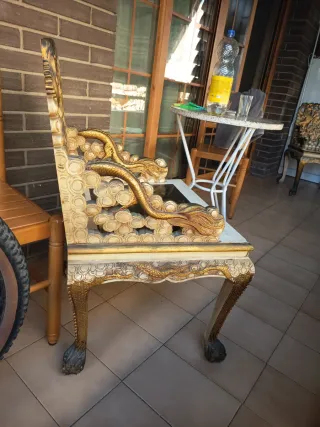 Silla antigua tallada dragones
