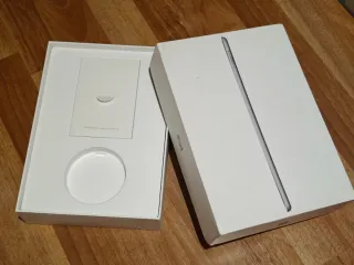 Caja iPad 5ª Gen (2017) con pegatinas