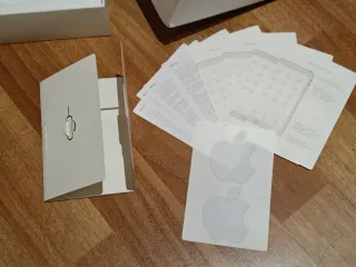 Caja iPad 5ª Gen (2017) con pegatinas