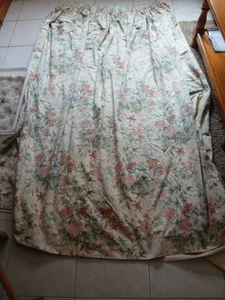 Cortinas con forro floral,desgaste en un lateral.