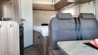Autocaravana Perfilada Carado T 135 cama francesa