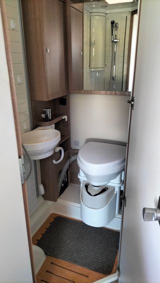Autocaravana Perfilada Carado T 135 cama francesa