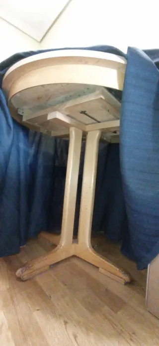 Mesa redonda con  cristal.