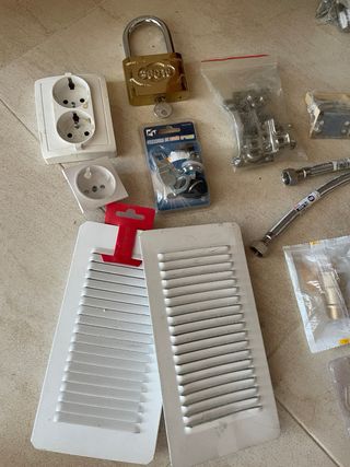 Pack, lote de herramientas y repuestos variados.
