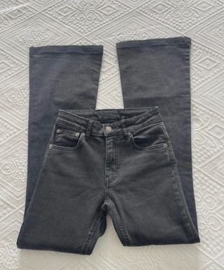 Pantalón vaquero negro acampanado