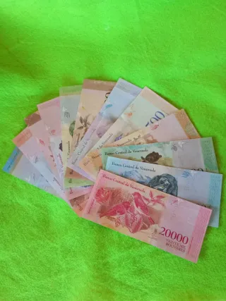 12 Billetes Venezuela Varias Denominaciones