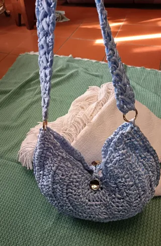 Borsa uncinetto azzurra a mezzaluna