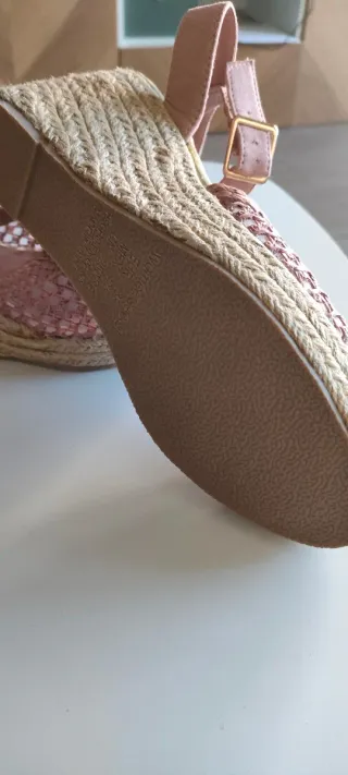 Sandalias cuña rosa.
