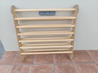 Triángulo Pikler de madera.