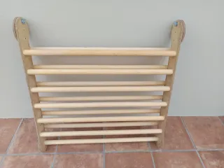 Triángulo Pikler de madera.