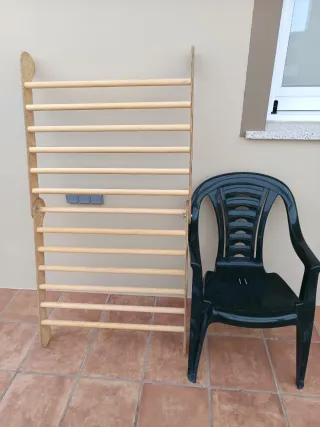 Triángulo Pikler de madera.