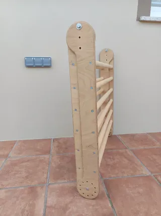 Triángulo Pikler de madera.