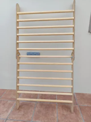 Triángulo Pikler de madera.