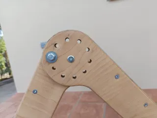 Triángulo Pikler de madera.