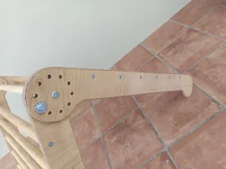 Triángulo Pikler de madera.