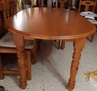 Mesa y sillas rústicas de madera
