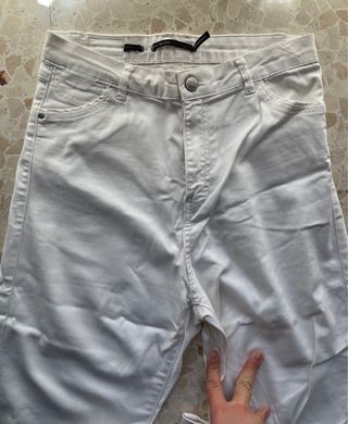 Vaqueros pitillo blancos Bershka