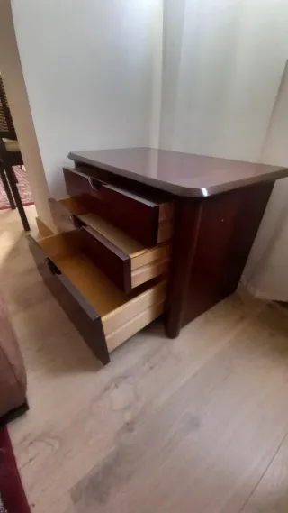 Cajonera de madera marrón