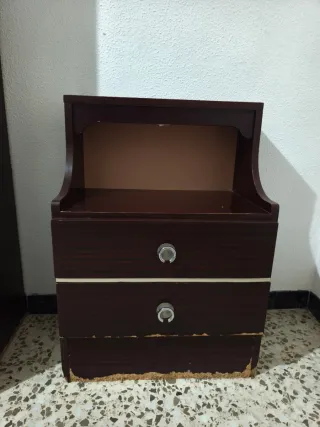 Cajonera de madera marrón