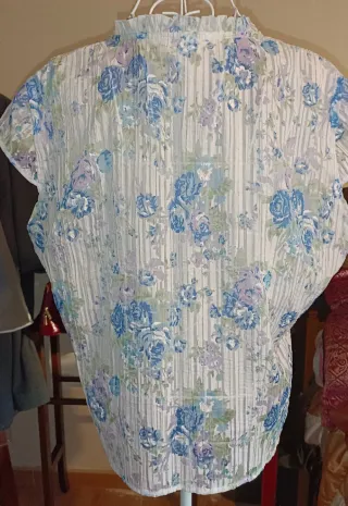 Blusa floral azul y blanca