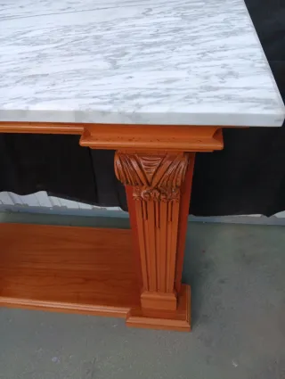 Marco de chimenea de madera y mármol