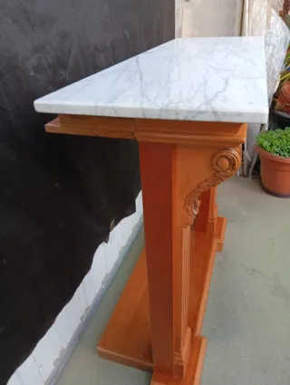 Marco de chimenea de madera y mármol