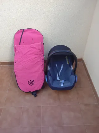 Carro de bebé y accesorios rosa y azul