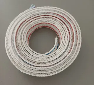 Correa persiana blanca con hilo azul y rojo