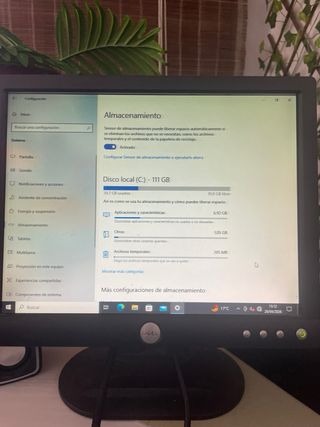Monitor Dell con su torre y componentes.