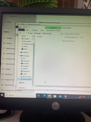 Monitor Dell con su torre y componentes.