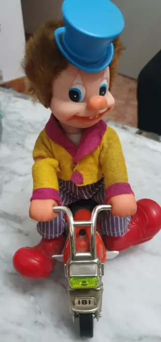 Payaso con moto de juguete