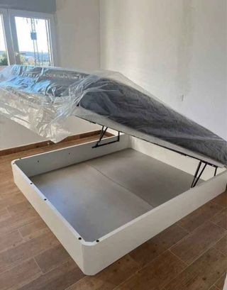 Sofá modular gris con 2 pufs