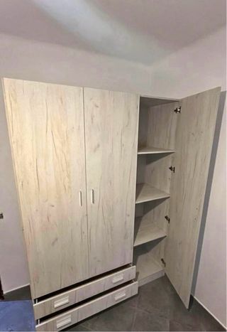 Sofá modular gris con 2 pufs