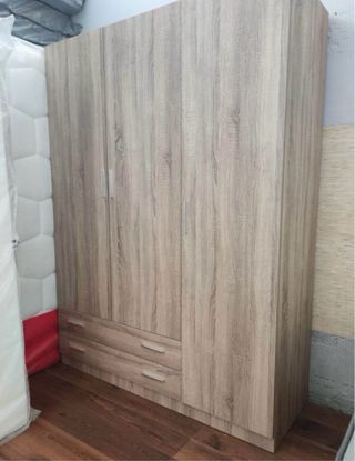 Sofá modular gris con 2 pufs