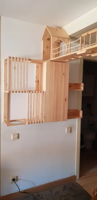 Estantería para gatos de madera con reja